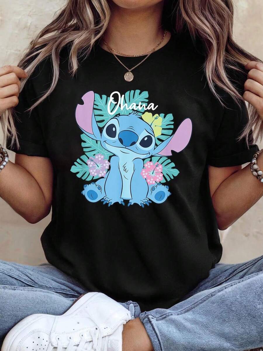 Vintage Lilo Sch T-Shirt With A Neon Hawaiian Print. 220 Gsm, 100% Cotton. Ideal For All Seasons, Suitable For Men And Women. High-Quality Fabric, Durable, Soft To The Touch, And Resistant. Breathable, Perfect For Fall, Holidays, Mother's Day, Independence Day, And As A Gift. - 黑色 - 查看 1