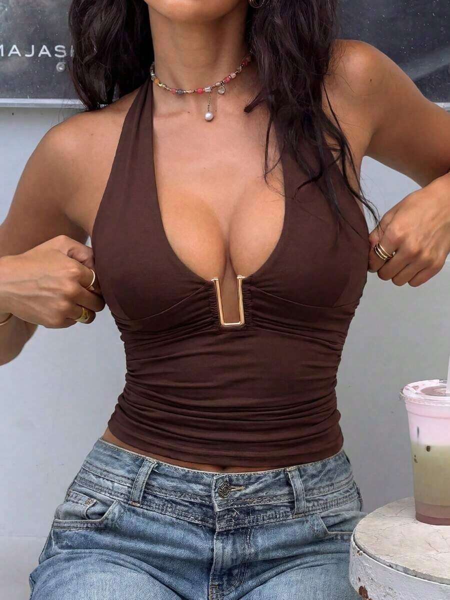 Camiseta corta con cuello halter, escote profundo en V, empalme de metal, espalda descubierta y plisados, adecuada para uso diario, ir al trabajo, citas, vacaciones, Día de San Valentín, verano casual - Café integral - Ver 1