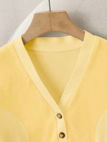 Camiseta de mujer de punto con cuello en V profundo, manga corta, cintura ceñida, abertura frontal con botones metálicos, elegante, romántica, casual, para uso diario, trabajo, cena, primavera/verano - Amarillo - Ver 5