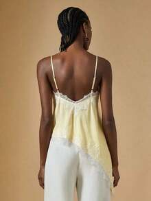 Camiseta de mujer de verano con encaje asimétrico, top blanco, regalo de San Valentín para mujeres, top elegante de mujer, top de verano, vacaciones de mujer, estilo de dinero antiguo / Top camisero de mujer con ribete de encaje de satén y cuello - Amarillo claro - Ver 2