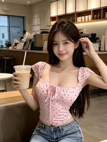 レディース トップス カットソー Tシャツ 花柄 小花柄 ピンク ショート丈 クロップド丈 スクエアネック フロントリボン シャーリング フレンチスリーブ パフスリーブ 半袖 夏服 夏物 コーデ 着痩せ 細見え 骨格ウェーブ 骨格ストレート デコルテ綺麗 体型カバー ガーリー フェミニン 大人可愛い セクシー 韓国ファッション Y2K カジュアル きれいめ デート お出かけ 海 ビーチ リゾート 旅行 女子会 10代 20代 30代 柔らかい 通気性 快適 伸縮性 ストレッチ フィット タイト スリム - ピンク - チェックする 5