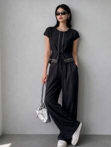 A&DD MODA, REF: AS1990 - Women's Set Consisting Of A Short-Sleeved Blouse And Pants. The Blouse Has A Round Neckline With Details And Buttons. The Pants Have A Straight Cut For A Slimming Effect. This Casual Yet Elegant Set Is Ideal For Special Occasions And Social Events, Creating A Complete And Sophisticated Look. - 黑色 - 查看 6