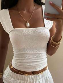 Top corto ajustado de cuello cuadrado de tela texturizada de unicolor minimalista para mujer, ideal para el verano, vacaciones y uso diario - Beis - Ver 1