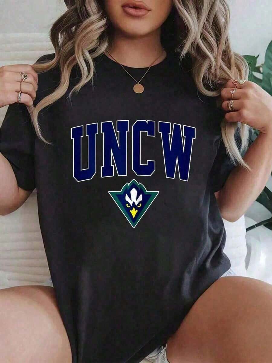 UNCW Arch Vintage Retro Print Old School One Piece T-Shirt, Men's And Women's College Sport Design, Short Sleeve, Round Neck, Casual Style, Suitable For 180g, 100% Cotton. - 黑色 - 查看 1