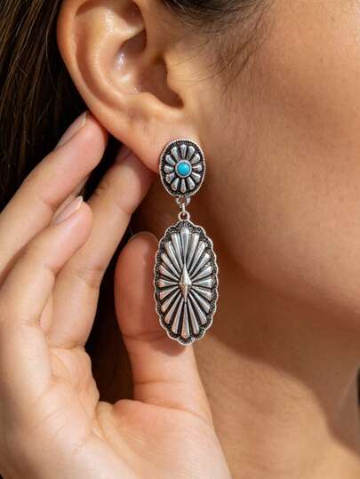 1 Đôi bông tai phong cách miền Tây Mỹ/Turquoise, với mặt dây chuyền hình oval trang trí họa tiết khắc tia retro, toát lên vẻ cá tính và phong cách mạnh mẽ. Phụ kiện biểu tượng này kết hợp hoàn hảo với trang phục cao bồi, tiện dụng và tua rua, thể hiện xu hướng thời trang "Ranch" và "Y2K Western" phổ biến.