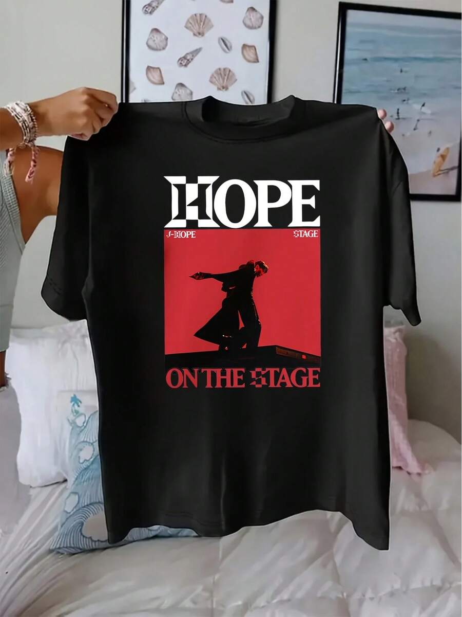 Camiseta Feminina com Estampa de Retrato HOPE - Blusa de Manga Curta Hope Messenger & Signature, Corte Relaxado, Top Casual de Primavera Verão para Trajes Casuais e Eventos Especiais (Não formal) - Camiseta de Algodão com Decote Redondo Solto Lavável à Mão, Roupas Masculinas, Camisetas Masculinas, Roupas de Verão Masculinas, Camisetas de Bandas, Camisetas Masculinas, Roupas de Férias para Mulheres, Roupas de Verão Modestas, Blusas de Jersey, Roupas de Resort Femininas com Estilo, Roupas de Verão Femininas, Blusas de Algodão, Blusas de Verão, Roupas de Verão Femininas, Blusas Brancas, Blusa de Festa - Preto - Ver 1