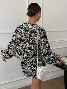 Conjunto informal de 2 piezas con blusa de manga farol con lazo delantero con estampado floral y pantalones cortos para mujer en otoño. Set de 2 piezas con tela texturizada de unicolor y tela bordada. Conjunto de camisa de encaje con cordones y pantalones cortos de manga larga. - Negro - Ver 2