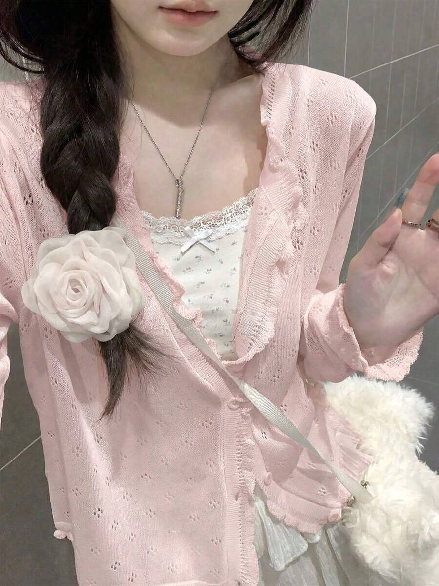夏物婦人服コーナー：夏の韓国ファッション婦人服、透かし彫りフリル付きラウンドネック長袖ニットカーディガン、夏用薄手スリムフィットショート丈、韓国風女性向けデザイン、ニッチでスリム効果のある2026年新作人気商品、万能でリラックス感のあるカジュアルスタイル、ネットセレブ風超美トップス、優しい日焼け止めトップス（ストラップは含まれません） - ピンク - チェックする 1
