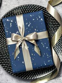 1 pieza Papel de regalo azul profundo con estampado dorado de estrellas, con líneas de guía de corte para un recorte fácil, material grueso. Hecho a mano para manualidades DIY, diarios de balas, arreglos florales, cajas de regalo y decoración de obsequios para fiestas. Para empaquetar regalos de cumpleaños, bodas, fiestas y regreso a clases. - Azul profundo - Ver 5