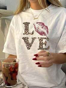 Ropa de Verano 2026 LC, Camiseta Oversized con Estampado de Leopardo LOVE & Lip Kiss, Unisex, Casual, Manga Corta, Cuello Redondo, Top con Estampado Romántico, para el Día de San Valentín, Ropa Casual, Uso Diario y para Fans de la Estética Y2K, Generación Z, Amantes de las  y Buscadores de Comodidad, Tela Suave y Transpirable, Camiseta Blanca Casual para Uso Diario, Camiseta Retro, Ropa de Otoño e Invierno, Manga Corta Unisex, Ropa, Sudadera, Ropa para Mujer, Tops, Ropa de Año Nuevo, Tops para Mujer, Tops de Primavera y Verano para Mujer, Ropa de Primavera, Ropa para Vacaciones, Ropa de Verano, Camisetas Holgadas y Cómodas para Mujer, Ropa de Verano para Mujer - Blanco - Ver 1