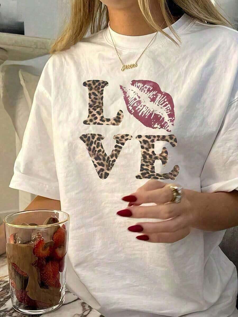 Ropa de Verano 2026 LC, Camiseta Oversized con Estampado de Leopardo LOVE & Lip Kiss, Unisex, Casual, Manga Corta, Cuello Redondo, Top con Estampado Romántico, para el Día de San Valentín, Ropa Casual, Uso Diario y para Fans de la Estética Y2K, Generación Z, Amantes de las y Buscadores de Comodidad, Tela Suave y Transpirable, Camiseta Blanca Casual para Uso Diario, Camiseta Retro, Ropa de Otoño e Invierno, Manga Corta Unisex, Ropa, Sudadera, Ropa para Mujer, Tops, Ropa de Año Nuevo, Tops para Mujer, Tops de Primavera y Verano para Mujer, Ropa de Primavera, Ropa para Vacaciones, Ropa de Verano, Camisetas Holgadas y Cómodas para Mujer, Ropa de Verano para Mujer - Blanco - Ver 1
