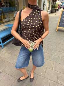 Blusa de mujer con estampado de lunares elegante, casual y sexy con diseño asimétrico de cuello halter sin mangas, fruncida y ajustada, con tirantes de lazo.Blusa de mujer de seda de morera para yoga.Nueva blusa de primavera y verano para mujer.Blusa de lunares marrones, adecuada para reuniones, fiestas, citas y la playa. - Marrón - Ver 2