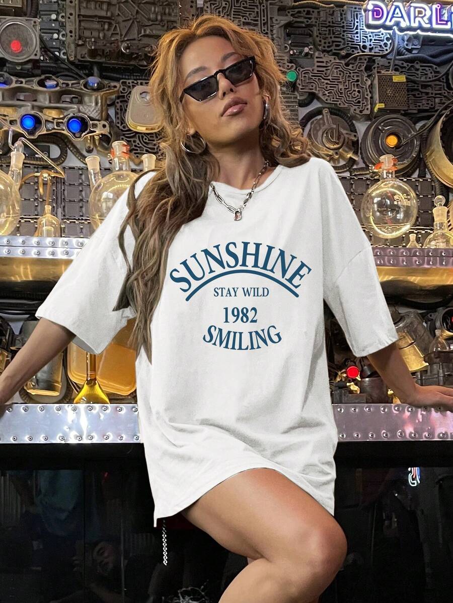 Women's 1982 Retro Vintage Oversized T-Shirt - "Stay Wild & Smiling" Slogan Print, Black With Gold Lettering, Casual Short Sleeve Crew Neck Loose Fit T-Shirt, Inspired By The 80s, For Casual Outfits And Y2K Theme Parties - 白色 - 查看 1