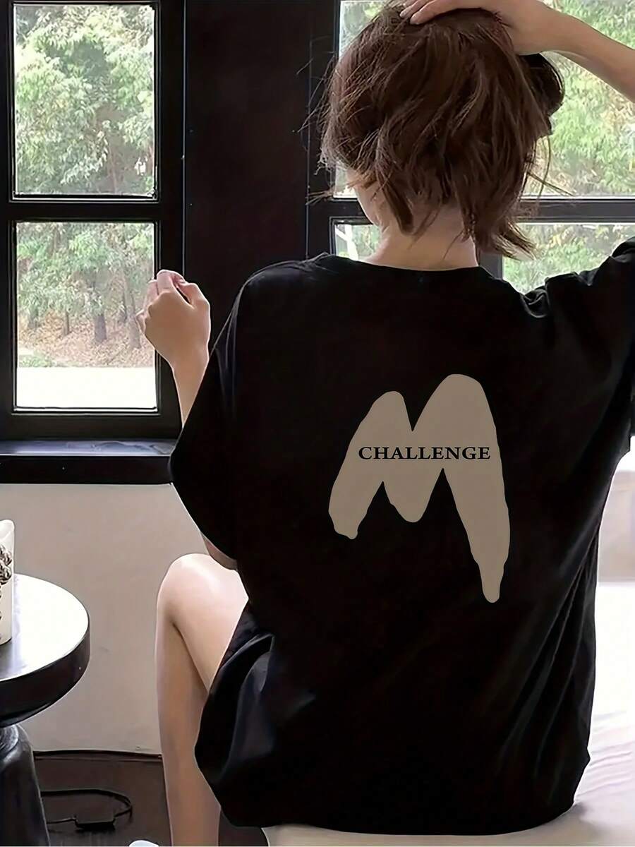 Camiseta clásica de manga corta, estampada con una gran letra en forma de, estilo Y2K, cuello redondo, top casual, ropa de primavera/verano para mujer. Camiseta de verano. - Negro - Ver 1