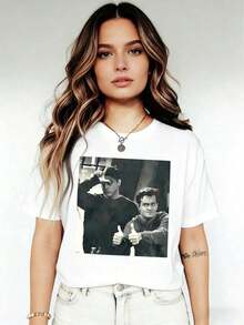 1 pieza de camiseta gráfica para mujer "The One With The Gun" de Chandler - Estampado del programa de Friends, cuello redondo casual, manga corta, tela ligera y transpirable, perfecta para primavera y verano, ropa casual. |     Camiseta con estampado gráfico |     Ajuste cómodo, camiseta Gun 180g 100% algodón - Blanco - Ver 2