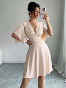 Nuevo vestido elegante corto para mujer con cuello en V, busto fruncido, mangas con volantes y cintura ceñida.Favorecedora y elegante. - Albaricoque - Ver 7