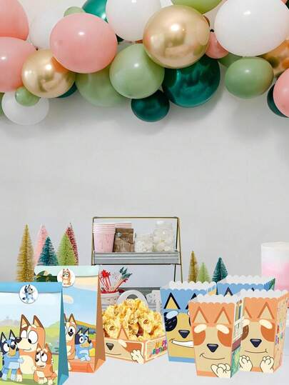  Bộ túi đựng đồ ăn vặt và hộp đựng bỏng ngô chủ đề Bluey, với hình ảnh sống động của gia đình Bluey và các nhân vật được thiết kế đồng bộ. Được làm từ giấy chắc chắn, những hộp đựng dễ lắp ráp này rất lý tưởng để đựng đồ ăn nhẹ, kẹo hoặc quà tặng trong bữa tiệc. Chủ đề Bluey đồng nhất tạo thêm nét vui tươi, rộn ràng cho các bữa tiệc sinh nhật và lễ kỷ niệm theo chủ đề, khiến mỗi món quà trở nên đặc biệt hơn đối với khách mời.