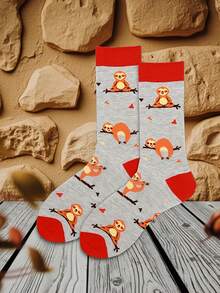 1 Pair Men's Funny Sloth Print Crew Socks, Casual Comfortable Socks, Personalized Daily Wear, Cute Sloth Pattern, Breathable Moisture-Wicking Cartoon Socks, Suitable For All Seasons, Students, Shallow Gray With Red Trim Sloth Crew Socks, Relaxed Style Sloth Print Crew Socks, Comfortable Durable Daily Wear, Unique Niche Design - Multicolor - View 5