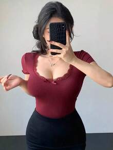Camiseta ajustada de manga corta con cuello cuadrado, decoración de lazo de encaje y contraste para el Día de San Valentín - Burdeos - Ver 4