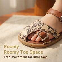 一双时尚百搭的儿童平底凉鞋，采用花卉图案和纯色设计，配有可调节绑带。鞋底柔软舒适，适合海滩旅行和日常玩耍。 - 棕色 - 查看 9