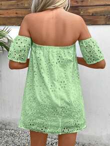 Vestido de verano de unicolor para mujer con hombros abiertos, con patrón bordado calado, mini vestido corto para vacaciones y playa - Verde - Ver 2