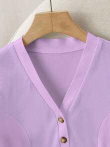 Camiseta de mujer de punto con cuello en V profundo, manga corta, cintura ceñida, abertura frontal con botones metálicos, elegante, romántica, casual, para uso diario, trabajo, cena, primavera/verano - Morado - Ver 6