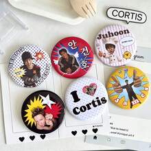 CORTI/S 韩国男团卡通可爱亮泽唇形徽章粉丝周边，背包挂件，胸针徽章，适合日常佩戴和粉丝收藏礼物 - 彩色 - 查看 2