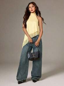 Blusa sin mangas elegante y formal con cuello halter asimétrico, adorno de encaje y hombros descubiertos para fiesta, cóctel, boda o salida nocturna en verano y otoño - Amarillo claro - Ver 5