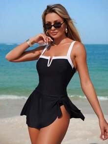 Swim Lushoire Set de 2 piezas de vestido de playa asimétrico con escote en V y contraste de color, adecuado para vacaciones de verano en la playa - Blanco y Negro - Ver 1