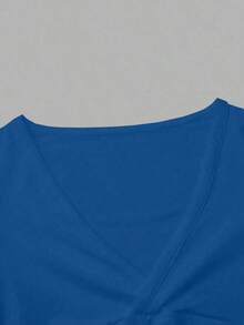 Camiseta de mujer de verano de unicolor, con escote en V superpuesto, manga corta, ajustada, versátil para vacaciones y tiempo libre - azul real - Ver 7