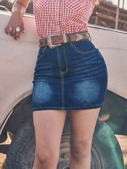 Chân váy denim dáng suông ngắn, thanh lịch, chất liệu co giãn vừa phải, thích hợp mặc hàng ngày cho nữ.