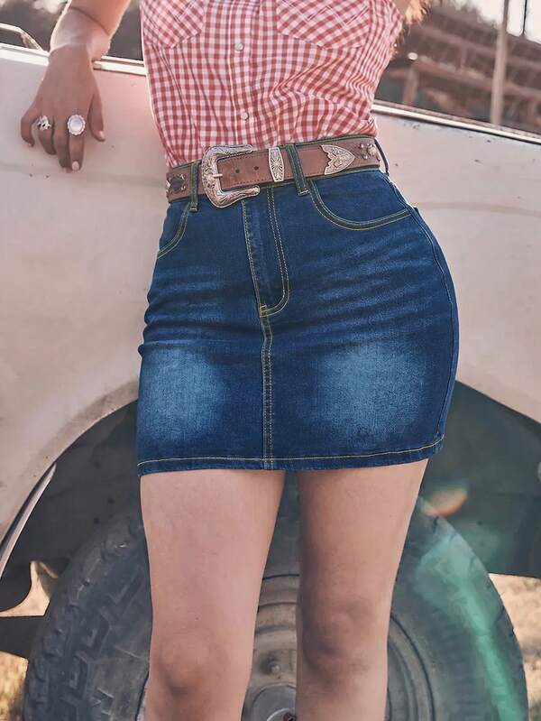 Chân váy denim dáng suông ngắn, thanh lịch, chất liệu co giãn vừa phải, thích hợp mặc hàng ngày cho nữ.