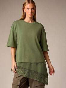 Camiseta con cuello redondo, mangas tres cuartos y bajo asimétrico con detalle de encaje, top informal de otoño - Verde militar - Ver 1