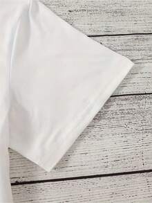 Elegante camiseta de uso diario con cuello en V, talla estándar, estampada con las palabras "A mi edad, necesito gafas". Camiseta de moda chic. - Blanco - Ver 6