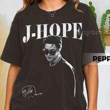100% Pure Cotton, Breathable And Gentle On The Skin. Classic Crew Neck Design, Slim Fit, And Flattering For All Body Types. Fashionable Print With A Minimalist Style And High-Quality Finish. Unisex Design Perfect For Matching Outfits, Ideal For Everyday Wear, Dates, Leisure, And Streetwear – Versatile And Timeless. - 黑色 - 查看 1