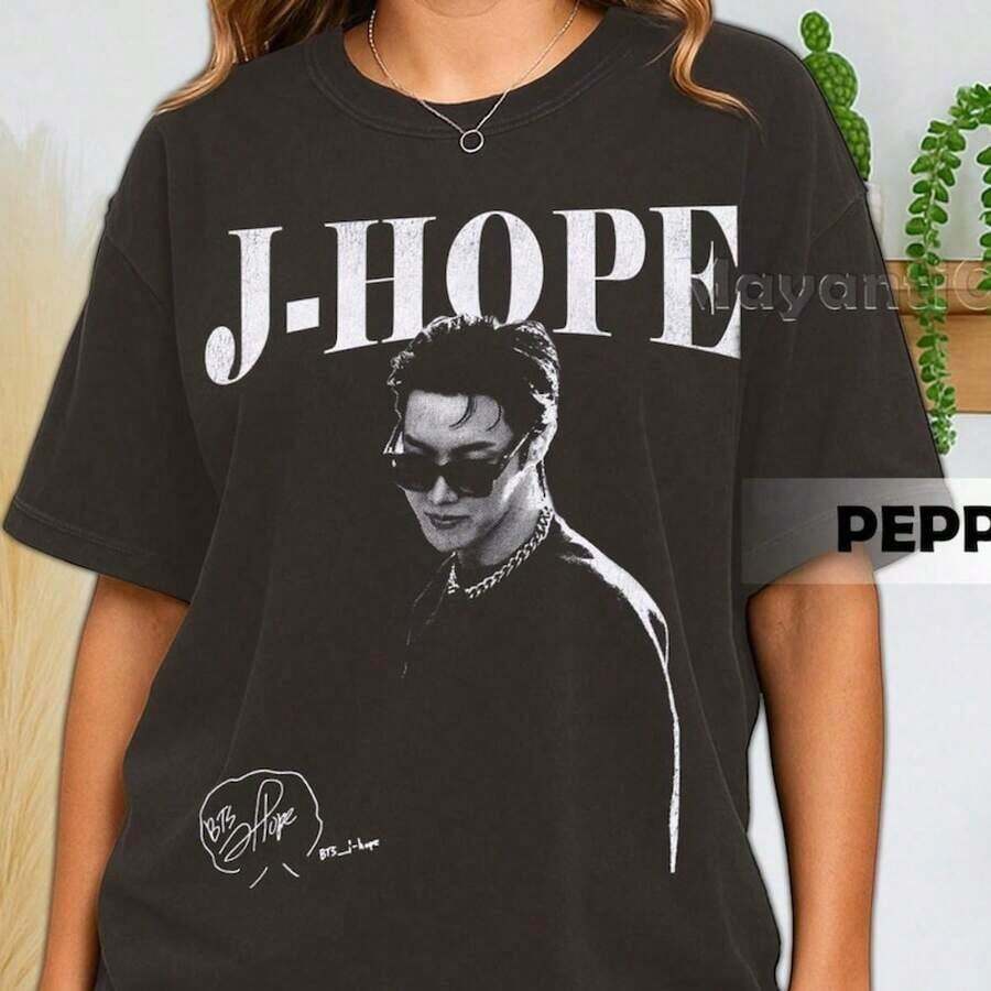 100% Pure Cotton, Breathable And Gentle On The Skin. Classic Crew Neck Design, Slim Fit, And Flattering For All Body Types. Fashionable Print With A Minimalist Style And High-Quality Finish. Unisex Design Perfect For Matching Outfits, Ideal For Everyday Wear, Dates, Leisure, And Streetwear – Versatile And Timeless. - 黑色 - 查看 1