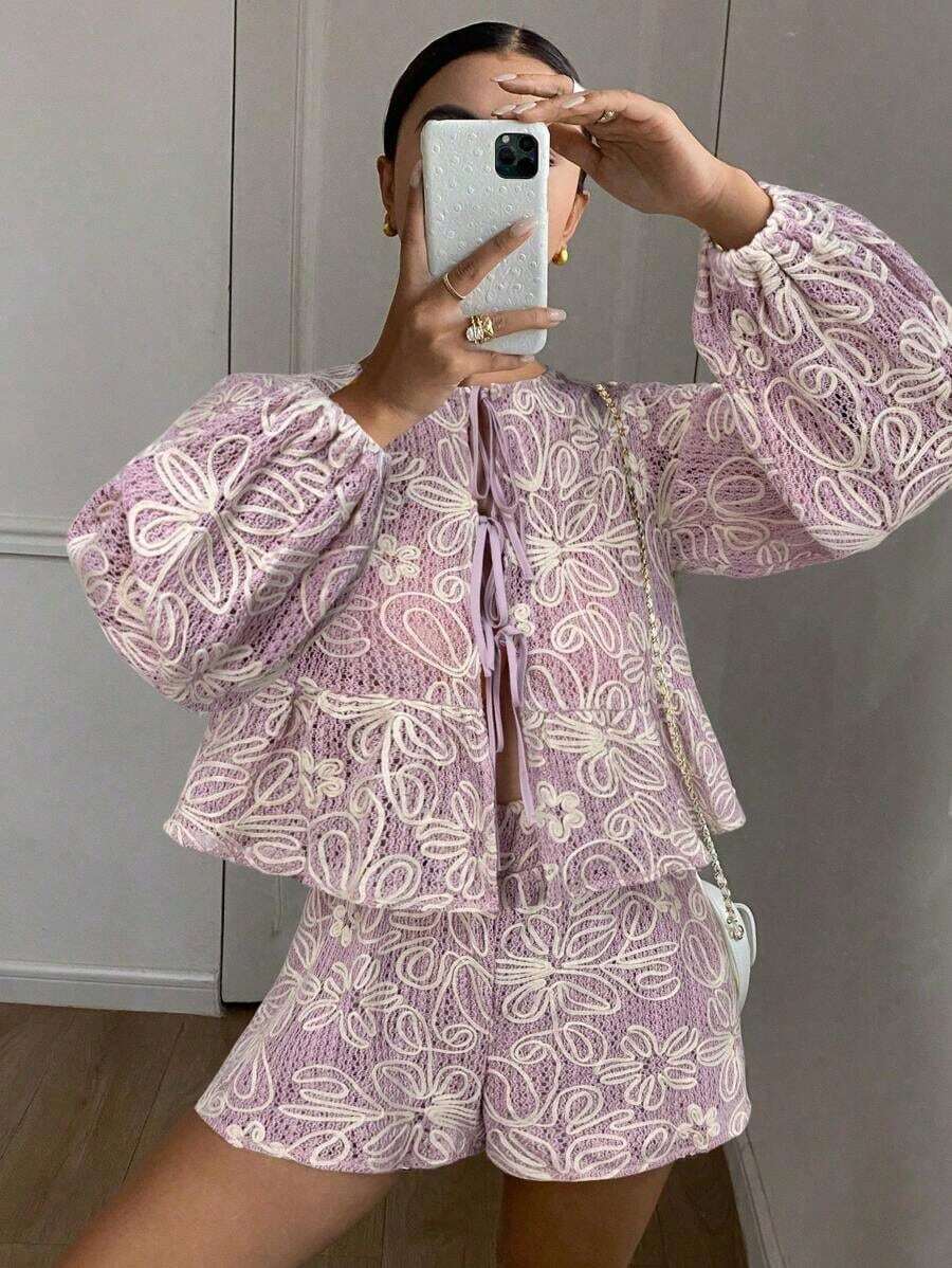 Conjunto informal de 2 piezas con blusa de manga farol con lazo delantero con estampado floral y pantalones cortos para mujer en otoño.Set de 2 piezas con tela texturizada de unicolor y tela bordada.Conjunto de camisa de encaje con cordones y pantalones cortos de manga larga. - Rosa - Ver 1