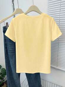 GOALIE MOM Is NOT AN OPTION Text Colorful Font S Gatherings Soccer Mom Outings Casual Attire Round-Neck Pullover Comfortable And Soft Women's T-Shirt - 黃色 - 查看 3