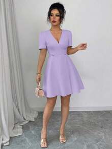 Vestido mini elegante para ir a trabajar, de primavera y verano, con escote cruzado en V, doble botonadura, decoración en forma de A y mangas cortas, en color liso al estilo francés para mujeres - Morado - Ver 6