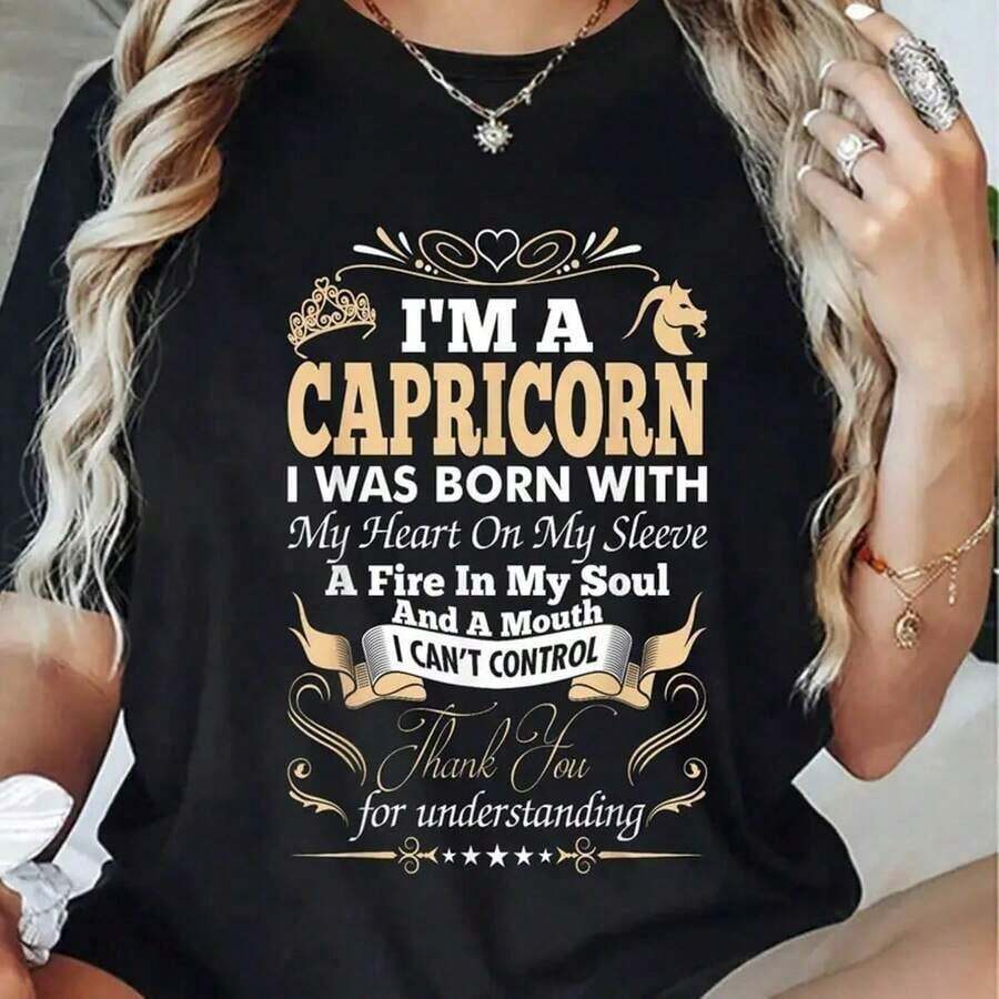 Camisetas de verano: Camiseta de mujer con temática del zodíaco Capricornio, que presenta el esponjoso eslogan "SOY CAPRICORNIO" con estampados de corona y cabeza de Capricornio, con impresión premium vibrante, resistente a la decoloración y duradera, que irradia un aura elegante y segura, ideal para que los fans del zodíaco muestren su personalidad única. Ropa de verano. - Negro - Ver 1