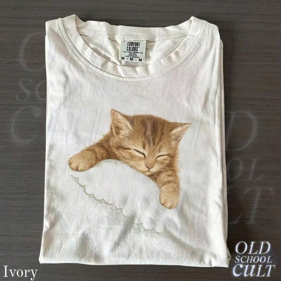 SL1eeping Kitten Graphic T-Shirt, Vintage C1At Lover T1EE, C1omfort Colors® Ivory Shirt, Cute Cozy C1At Mom Top, Retro Animal Lover Gift.JPG Camiseta 100% Algodón Unisex - Playera Casual Premium de Corte Cómodo - Blanco - Ver 1