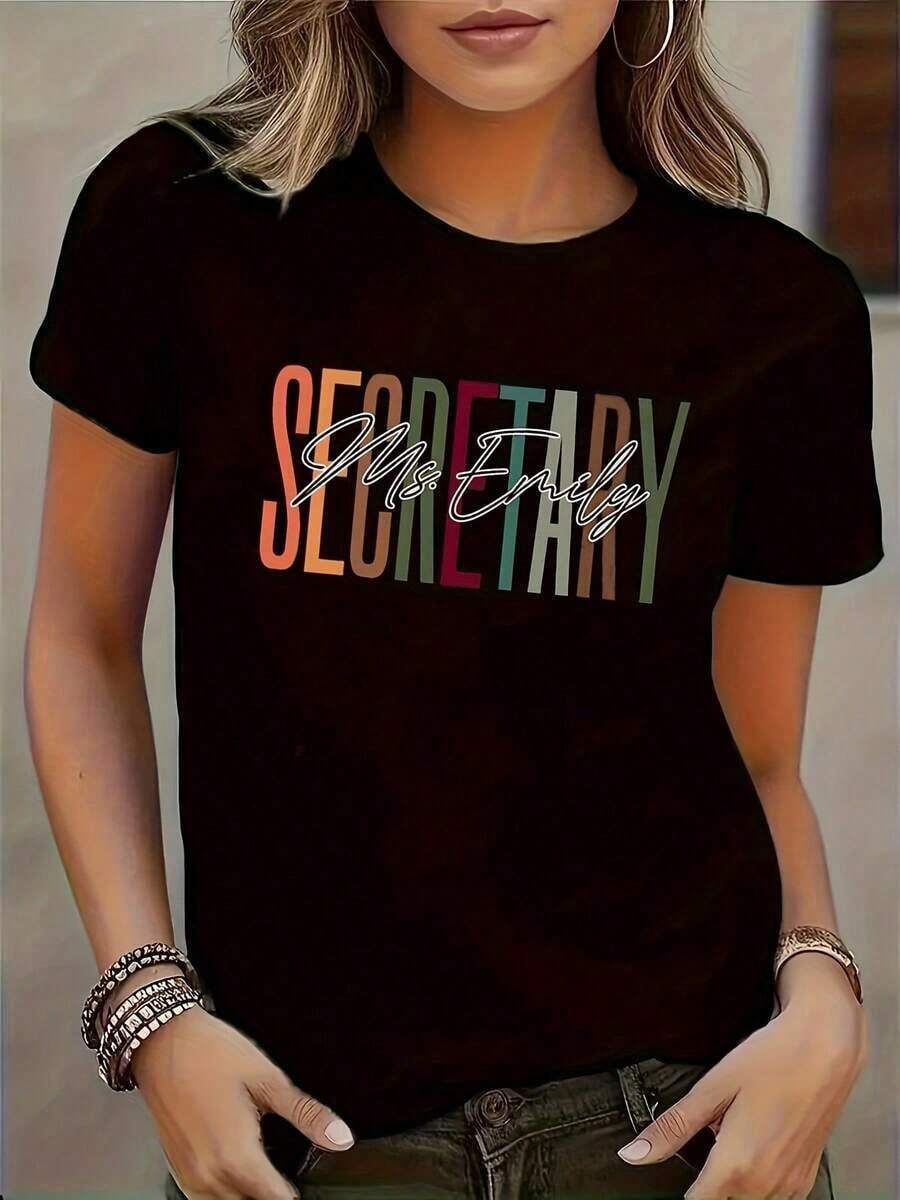 Camiseta Casual de Manga Corta para Mujer con Estampado de Letras Verticales en Bloques de Color - Camiseta Negra de Corte Regular con Cuello Redondo, Lavable a Máquina, Top para Todas las Temporadas para Atuendo Casual, Camisetas para Mujer, Ropa Inspirada en Secretarias, Ropa Casual Duradera - Negro - Ver 1