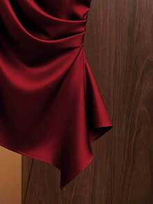 Blusa asimétrica de satén color caramelo con lazo en el hombro, diseño ajustado con pliegues asimétricos, adecuada para citas, viajes, estilo maduro y sexy con hombros asimétricos, camisa elegante y de moda - Burdeos - Ver 4
