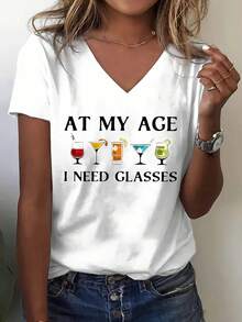 Elegante camiseta de uso diario con cuello en V, talla estándar, estampada con las palabras "A mi edad, necesito gafas". Camiseta de moda chic. - Blanco - Ver 7