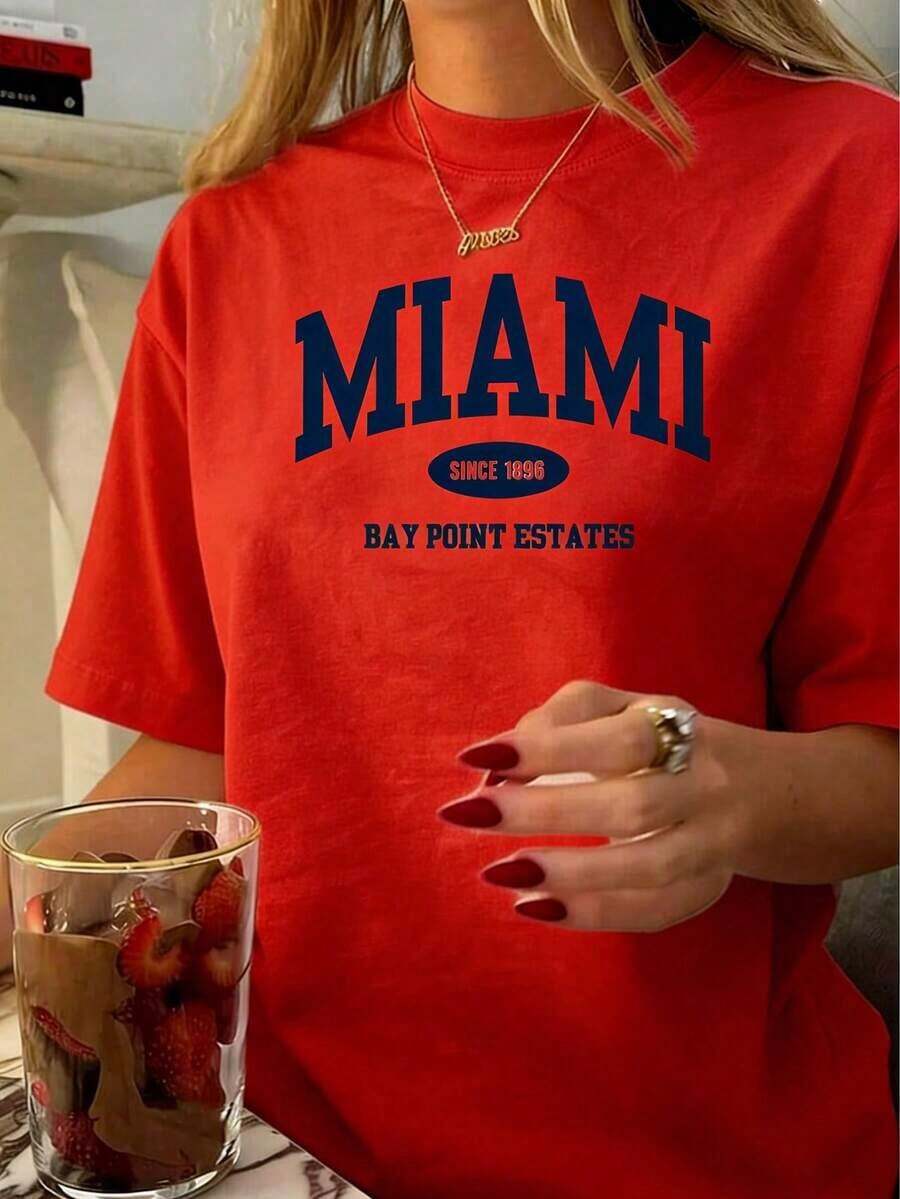 Fashion Clothing: Women's Casual Short Sleeve T-Shirt - Miami Oval Emblem Design, White And Navy Letter Print, Medium Elastic Crew Neck, Suitable For Spring, Summer And Autumn, Machine Washable, Loose Fit, Bold Pattern, Soft Texture Fashion T-Shirt. Classic Crew Neck, Short Sleeve, Solid Basic Style. - 紅色 - 查看 1