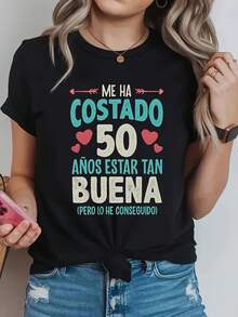 ME HA COSTADO 50 AÑOS ESTAR TAN BUENA Camiseta de mujer con cuello redondo para primavera/verano, con estampado de corazón, letras con un toque confiado y divertido. - Negro - Ver 7