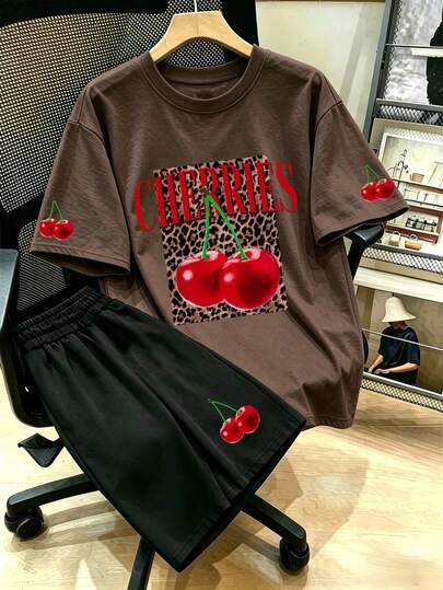 1 ชุด เสื้อยืดคอกลมแขนสั้นลายเสือดาวและเชอร์รี่สีน้ำตาลทรงหลวม และกางเกงขาสั้น เหมาะสำหรับฤดูร้อนและเทศกาลดนตรี เสื้อฤดูร้อนลำลอง เหมาะสำหรับชายหาด, วันหยุด, สวมใส่ประจำวัน, ปาร์ตี้, โรงเรียน, เทศกาลดนตรี และโอกาสอื่นๆ