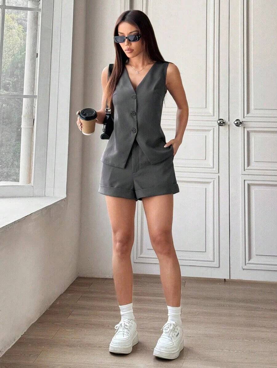 Conjunto de chaqueta sin mangas minimalista casual con botones delanteros y bajo con abertura, combinado con pantalones cortos con dobladillo plegado - Gris Oscuro - Ver 1