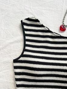 Conjunto de 2 piezas para mujer de vacaciones - Parte superior de punto asimétrica de cuello a rayas rojas y blancas y shorts ajustados de talle ultrabajo, adecuado para fiesta, Navidad, San Valentín, cita, playa, crucero, carnaval, Pascua, Año - Blanco y Negro - Ver 5