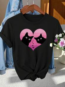 Camiseta de manga corta de estilo elegante de la mujer del día de San Valentín con una impresión de dos gatos negros mirando unos a otros contra un fondo de corazón, perfecta para la fotografía de moda, los desplazamientos, las vacaciones y el uso diario con un toque vintage - Negro - Ver 2